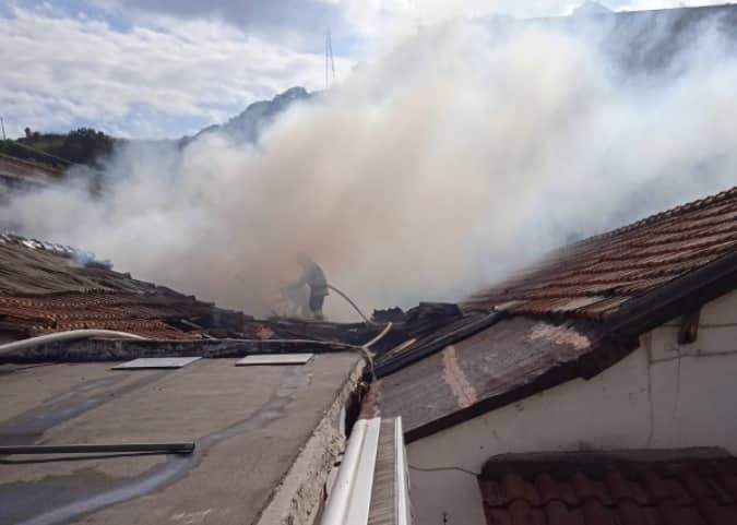 Paura nella baraccopoli, incendio minaccia case e residenti: cittadini intossicati, vigili del fuoco sul posto