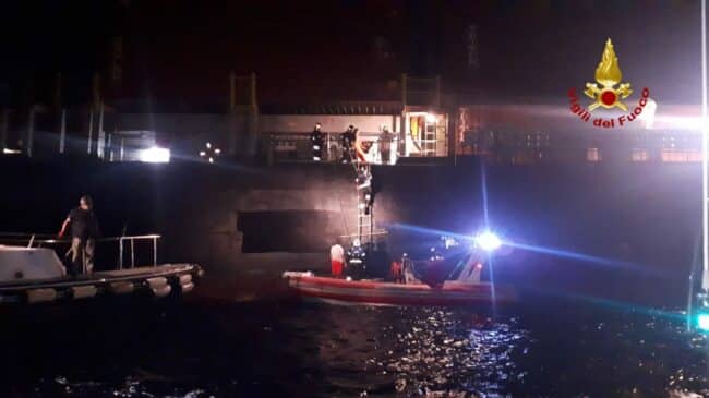 Paura al porto di Catania, fiamme su nave battente bandiera liberiana: vigili del fuoco sul posto – VIDEO