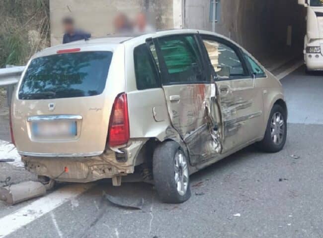 Impatto frontale lungo l’A18, due auto distrutte e due feriti al Policlinico