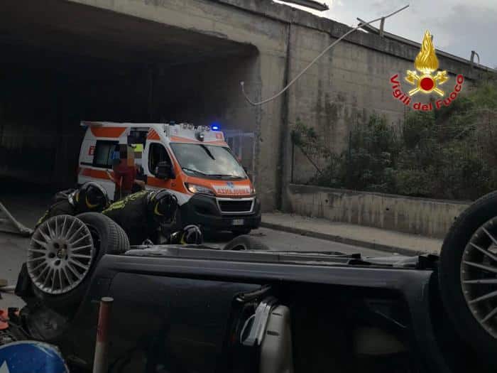 Grave incidente stradale sulla Palermo-Messina, auto “vola” giù dal viadotto: ferito trasportato in ospedale