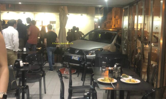 Cena con “sorpresa” in via Ognibene, auto sfonda dehor di un locale: clienti sbalorditi