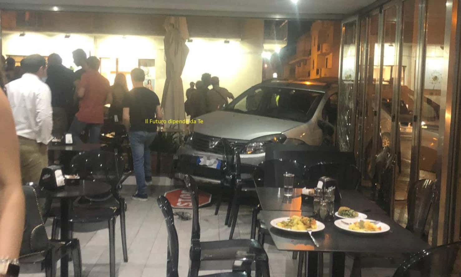 Cena con “sorpresa” in via Ognibene, auto sfonda dehor di un locale: clienti sbalorditi