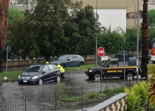 Maltempo a Catania e provincia, la pioggia paralizza Fondachello: strade allagate e automobilisti in difficoltà