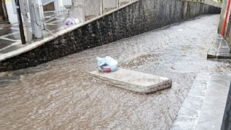 Il maltempo mette in ginocchio la Sicilia, disagi anche a Lipari: materasso con rifiuti trasportato dall’acqua