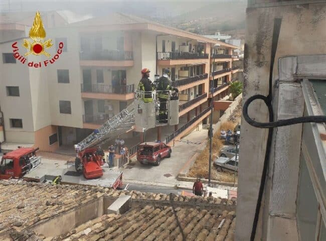 Paura in città, fiamme in una mansarda: intervengono i vigili del fuoco, residenti evacuati