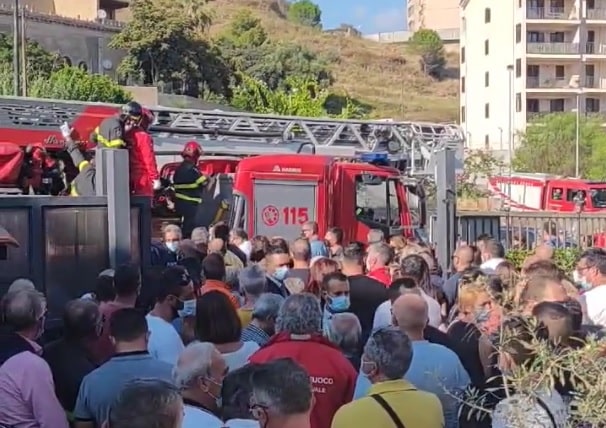 Mario Moretto, ieri l’ultimo saluto al vigile del fuoco stroncato dal malore: bara portata a spalla dai colleghi – VIDEO