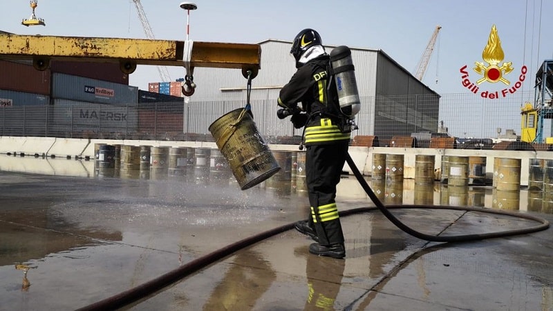 Incendio al Porto di Catania, operazioni di spegnimento ancora in corso: FOTO e VIDEO