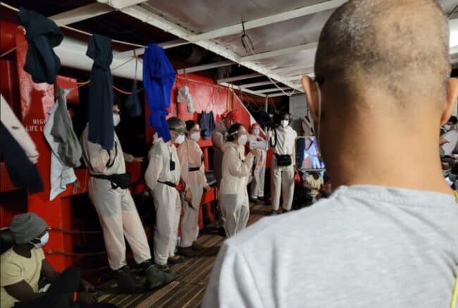 Sollievo per i 122 migranti della Ocean Viking, assegnato il porto di Augusta: sbarco imminente