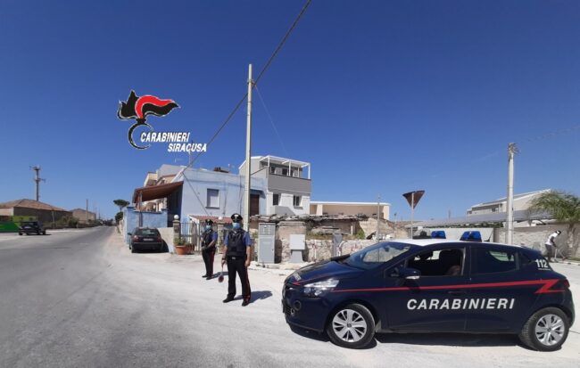 Panico alla Guardia Medica di Portopalo, armati di ascia pretendono di entrare: medico e padre aggrediti, due arresti