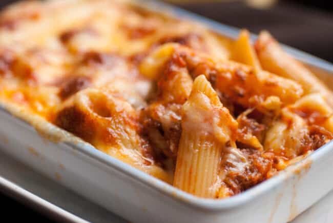 Studenti mangiano pasta al forno a ricreazione e rischiano la sospensione