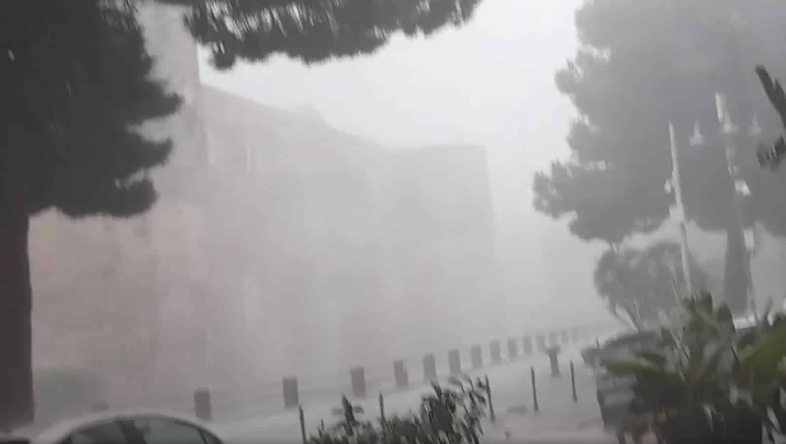 Bomba d’acqua su Catania, città bersagliata da pioggia e grandine: strade trasformate in fiumi