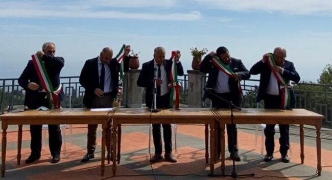Emergenza cenere dell’Etna, sindaci in protesta: “Rischiamo il dissesto, servono ristori e agevolazioni”