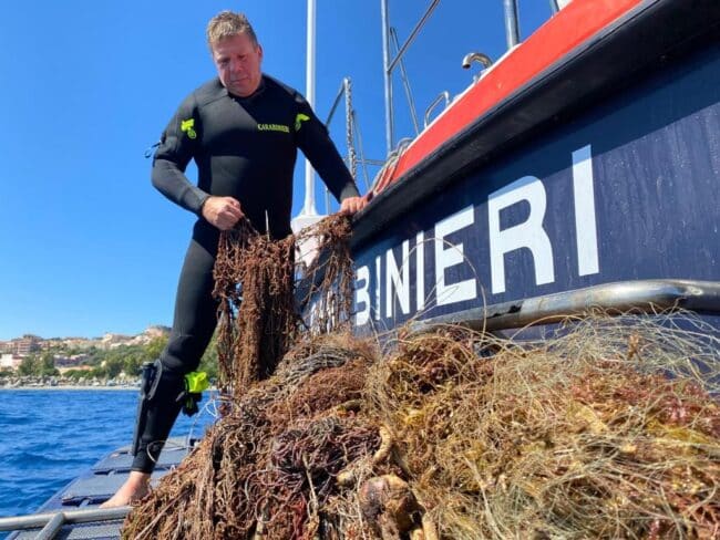 Messina, recuperata rete “fantasma” in mare – Le FOTO