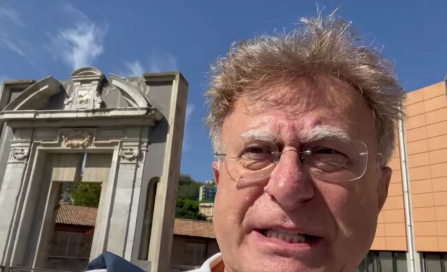 “Non mostro il Green Pass”, Red Ronnie resta fuori dal museo in Sicilia. I fan lo sgridano: “Rispetta le regole” – VIDEO