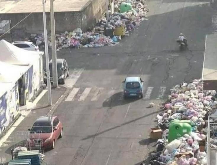 Catania ancora invasa dai rifiuti, la foto di Selvaggia Lucarelli e l’allarme: “Serve aiuto, è urgente”
