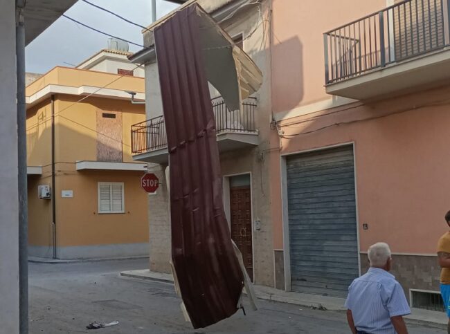 Tromba d’aria in Sicilia, volano tetti e cartelloni pubblicitari – FOTO e VIDEO