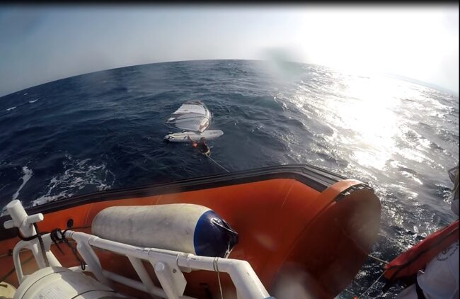 Surfista in difficoltà a causa del vento: soccorso dalla Guardia Costiera