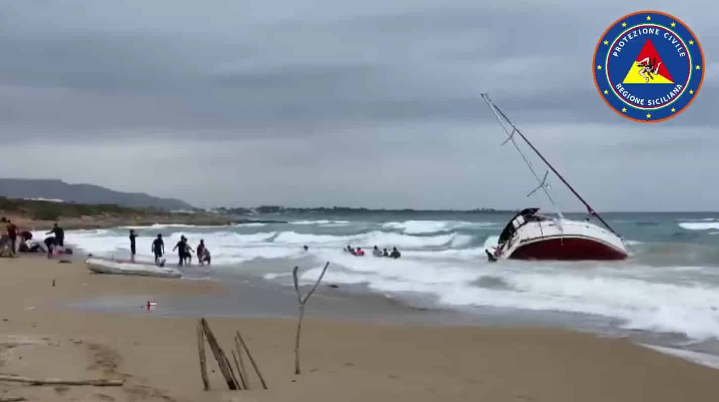 Sbarco “anomalo” sulla spiaggia, 48 migranti approdano a bordo di una barca a vela – VIDEO