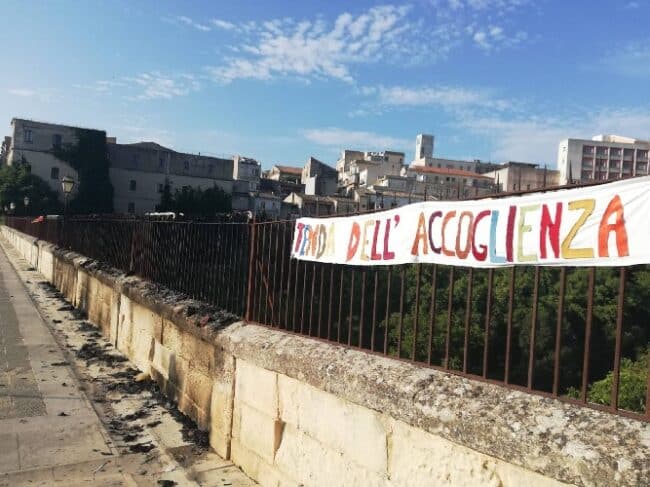 Vandali in azione nella notte, bruciata la Tenda dell’accoglienza simbolo della Giornata del Migrante e Rifugiato