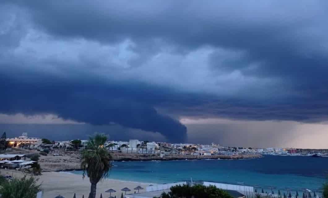 Lampedusa “miracolata”, la tromba d’aria sfiora l’isola. Martello: “Inermi di fronte alla forza della natura”