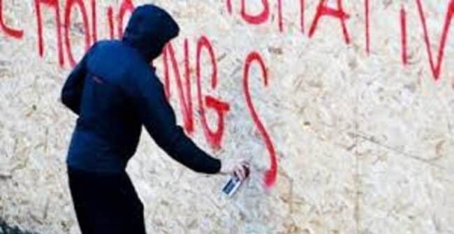 “Mafia, droga e pistole” in viale Monserrato, residenti si svegliano sotto shock: bravata o minaccia?
