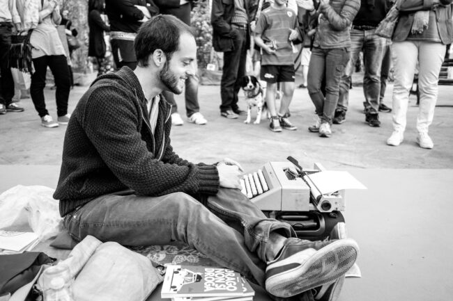 Walter Lazzarin, “Scrittore per strada” dal 2014: oltre 150 città visitate, 10 romanzi e un sogno nel cassetto