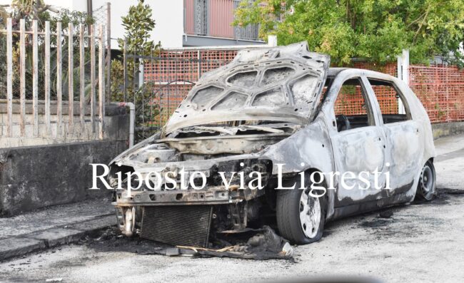 Incendio a Riposto, auto distrutta dalle fiamme