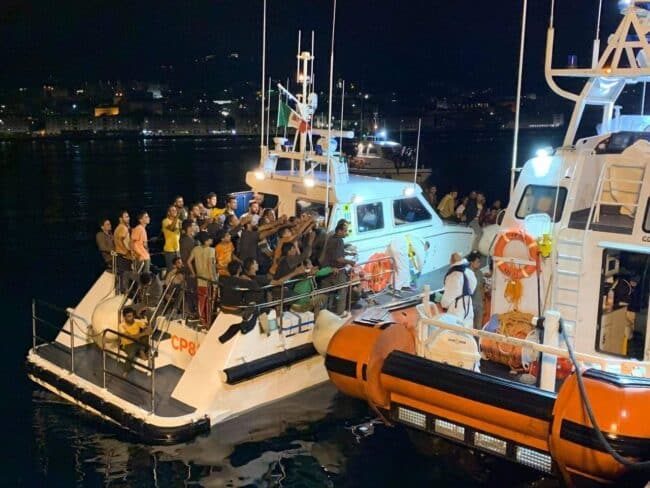 Apprensione al porto dopo lo sbarco di 200 migranti, donna sviene sulla banchina – FOTO