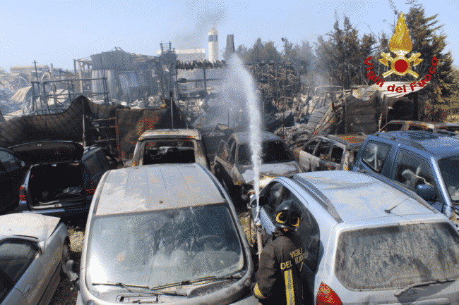 Vasto incendio in un’autodemolizione: oltre un centinaio di veicoli coinvolti – FOTO e VIDEO