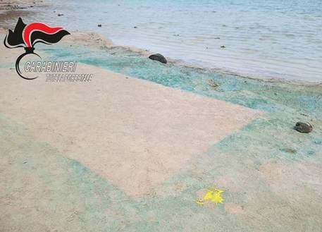 Deturpa la spiaggia di Pantelleria con sostanze coloranti, donna milanese viene denunciata