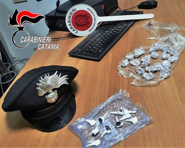 Catania, beccato in via Capo Passero mentre tenta di fuggire: arrestato spacciatore