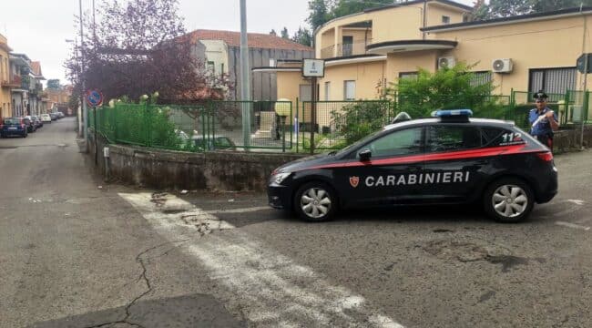 Belpasso, fugge a bordo di un’auto rubata: inseguito, bloccato ed ammanettato