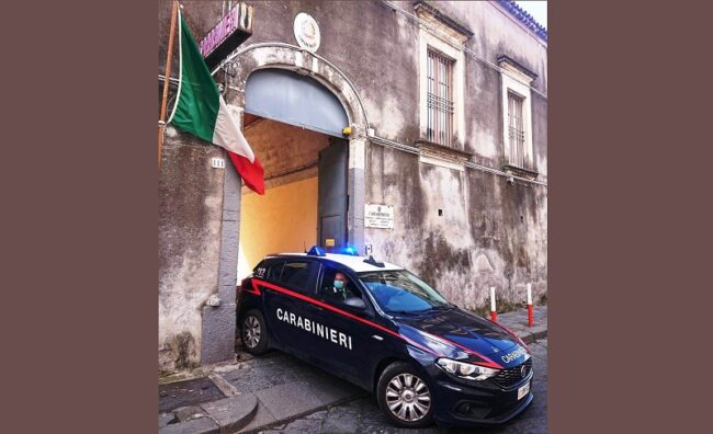 Furto “strano” in piazza Dante, ladro entra in un’abitazione ma ha le chiavi di casa