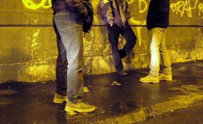 Baby gang picchia un’anziana davanti ad un negozio: molti assistono ma non aiutano la vittima