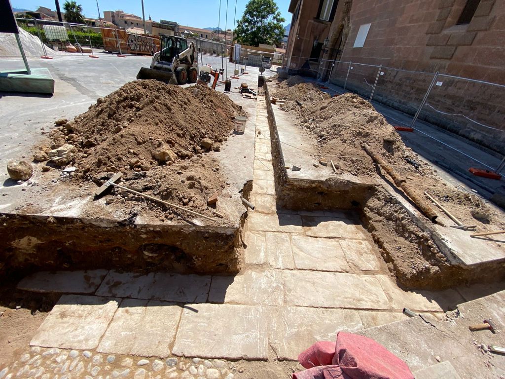 Palermo, scoperta pavimentazione antecedente al 1500 durante lavori alla rete fognaria – FOTO e DICHIARAZIONI