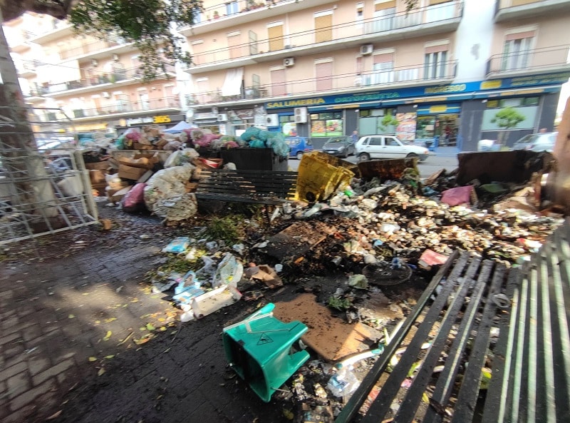 Emergenza rifiuti, cassonetti bruciati in piazza Duca di Camastra: “Spazzatura, cattivi odori e area pedonale impraticabile”