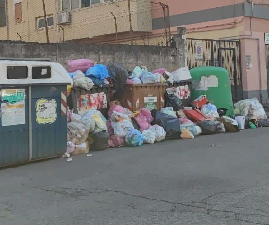 Catania sommersa dai rifiuti, la segnalazione del Comitato Romolo Murri