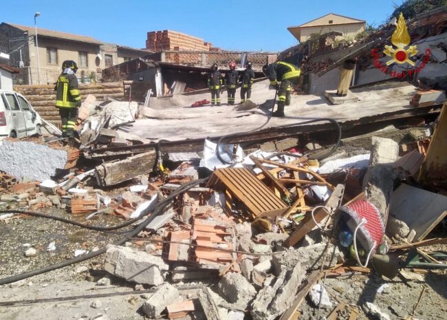 Panificio distrutto da esplosione a Fondachello, fuga di gas tra le possibili cause: indagini in corso