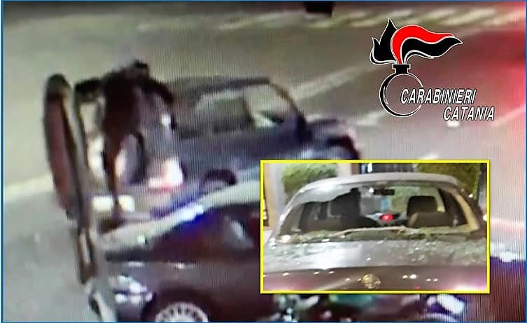 Catania, 19enne danneggia due auto e scappa via: arrestato grazie all’aiuto di un clochard