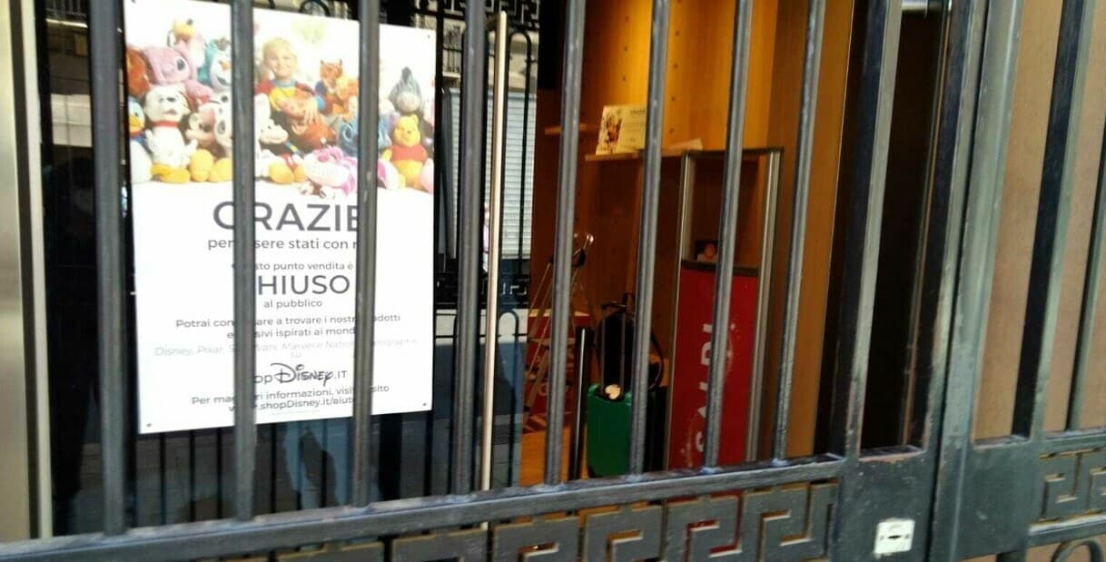Palermo dice addio al Disney Store: l’annuncio con un triste cartello davanti le porte del negozio