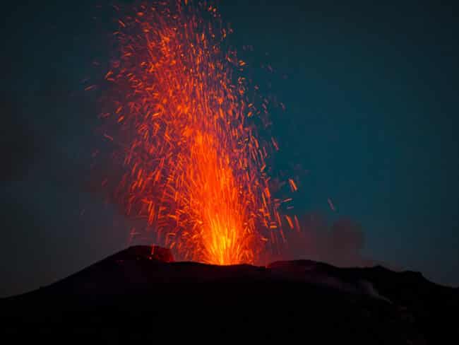 Lo Stromboli dà spettacolo a turisti e abitanti delle Eolie: esplosioni di intensità maggiore all’ordinario