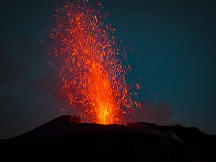 Stromboli in eruzione: spettacolari “giochi di fuoco” e lancio di lapilli