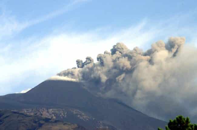 Etna in eruzione, emissione di cenere in corso: il bollettino dell’INGV