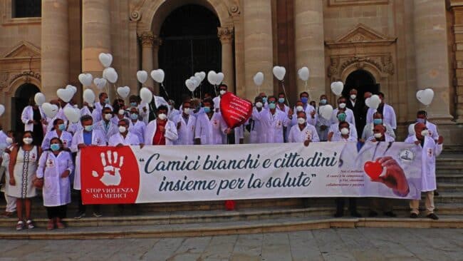 Stop alla violenza contro i camici bianchi, l’iniziativa dei medici di Siracusa