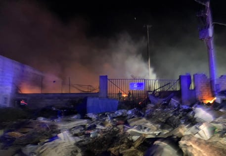 Incendio in campo migranti, morto un uomo