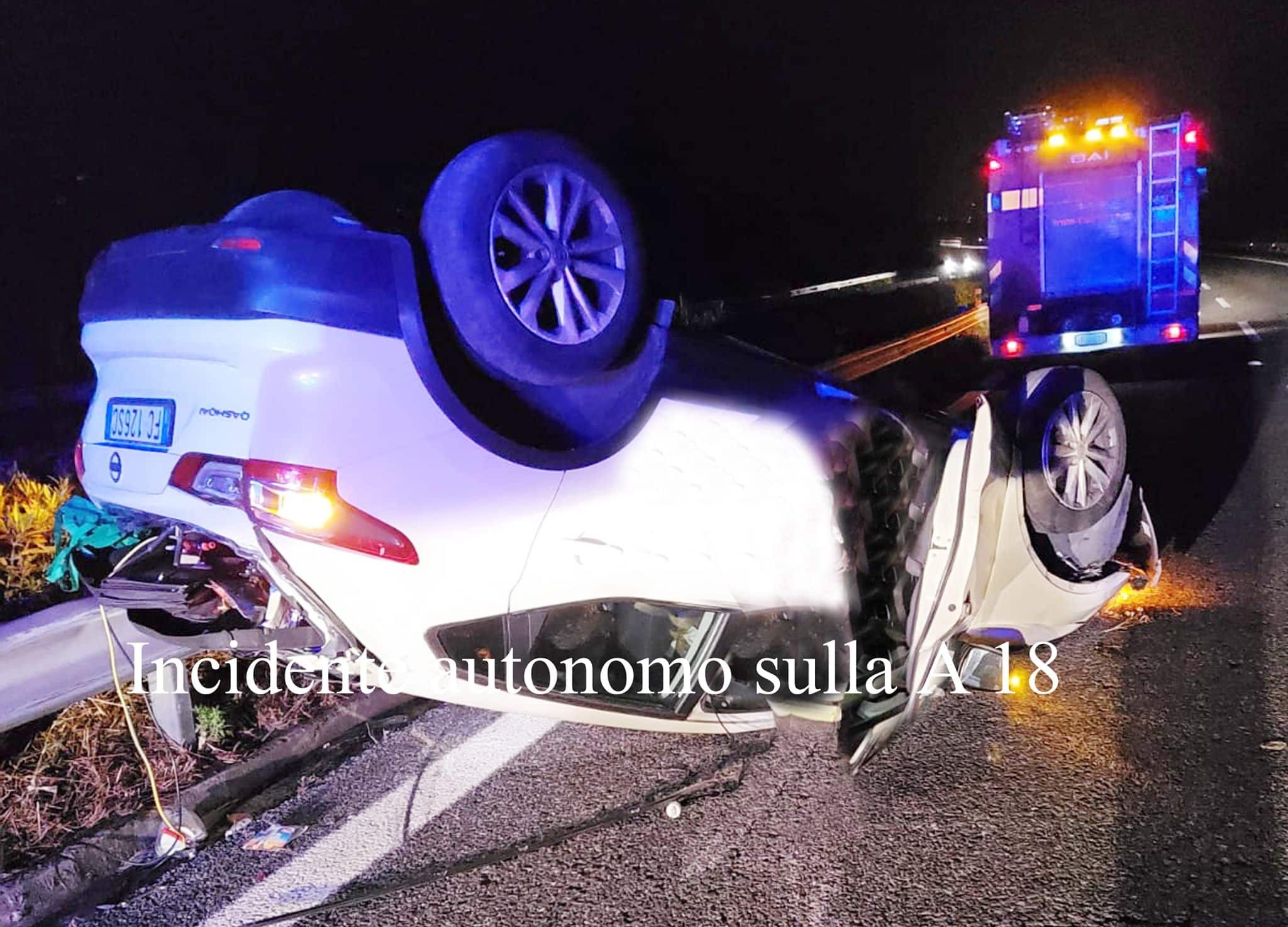 Incidente nella notte, auto si ribalta sulla A18: miracolosamente illesi i conducenti