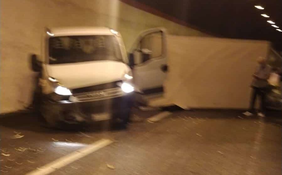 Incidente sulla Palermo-Mazara del Vallo, furgone contro parete della galleria: traffico bloccato