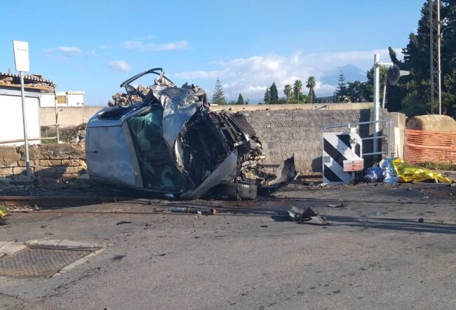 Tremendo schianto a Catania, Alfa Romeo si ribalta violentemente: morte sul colpo due donne – I DETTAGLI