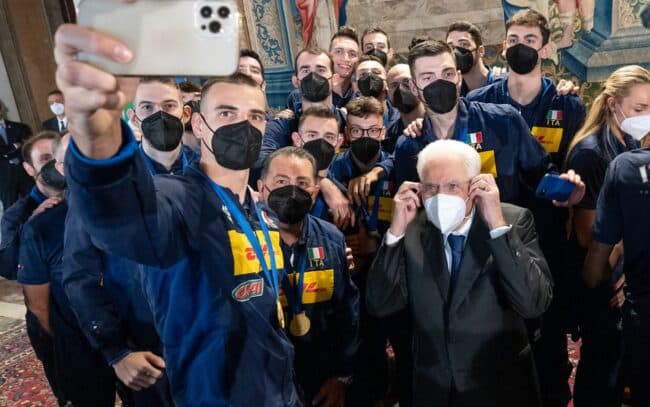Gli atleti azzurri della pallavolo maschile e femminile incontrano Mattarella e Draghi: “E’ un risultato che ci riempie di orgoglio”