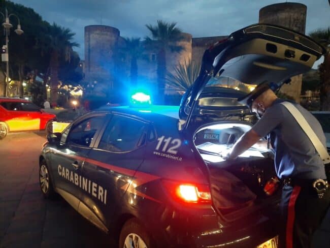 Catania, mamma sfrutta figli minori come parcheggiatori abusivi: denunciata insieme al “tutore” pregiudicato